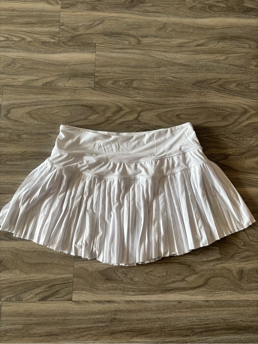 Classic White Pleated Mini Skirt – Sleek Everyday Style